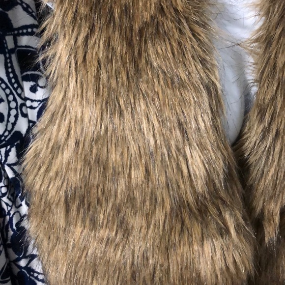 Xhilaration brown fuzzy vest size large - Picture 2 of 4
